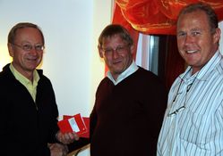 Kreisvorstand Klaus Käppeler (links) und Vorsitzender Frank Schröder (rechts) überreichen dem Neumitglied Andreas Wendor